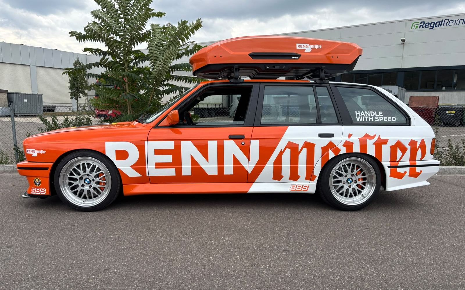 BMW M3 E30 als Kombi in oranger Rennmeister-Lackierung, Seitenansicht